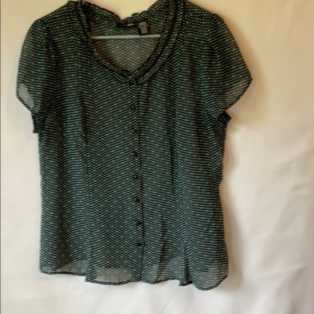 east 5t short sleeve topsize L like new condition.